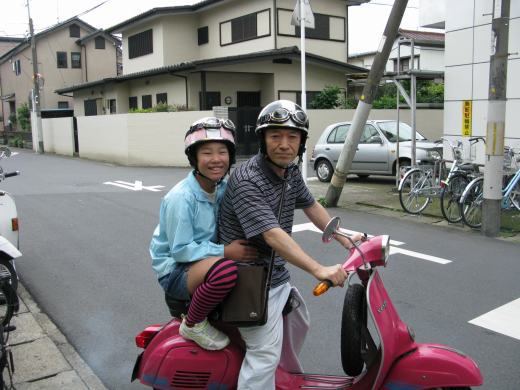 ベスパに娘さんとタンデムで乗る納車シーン