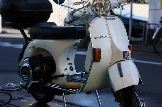 年末に洗車された白いベスパ