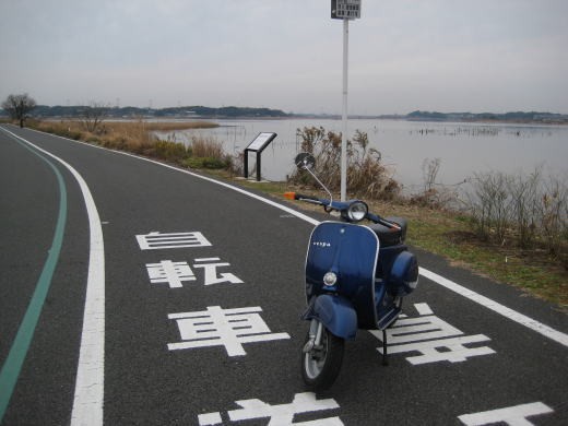 寒空の湖畔に停車した紺色のVESPA100の試運転シーン