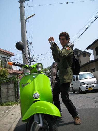 納車されたベスパ100とお客様の記念写真