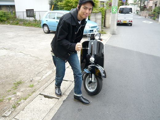 ベスパ125ET3納車直後に喜びを見せるお客様