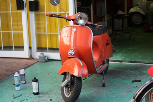ぱっと見きれいなオレンジ色のvespa125GTRのフロントビュー