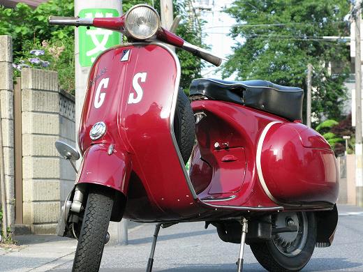 🛵 屋外で撮影された赤いVespa 150GS VS5の全体写真