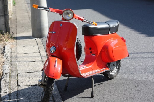 リアフェンダーに取り付けられた「vespa 50」エンブレムのクローズアップ