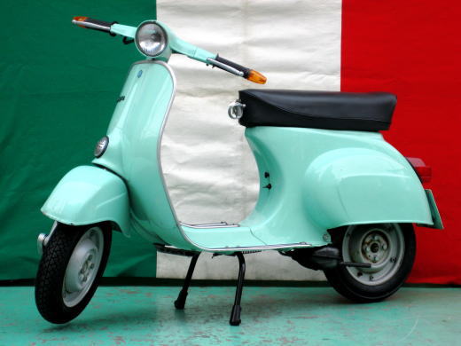 黒い車体のVespa 50S（イタリア国旗背景）