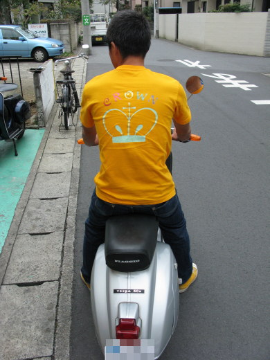 ベスパ50sを納車されたお客様の後ろ姿