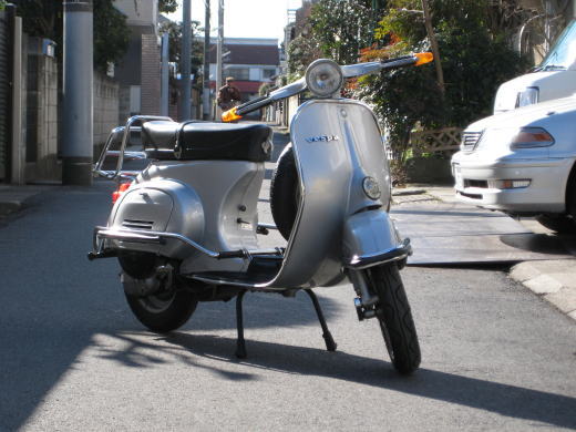 整備を終えたシルバーのVespa 50Sの前面写真