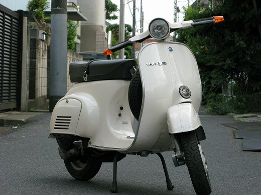 🛵 路上に停車したアイボリーカラーのベスパ50s前方全体写真