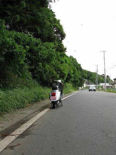 試運転中に道路脇に停車しているシルバーのベスパ50s