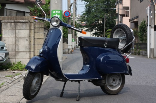入荷したネイビーブルーのVespa50s