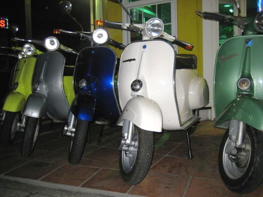 整備予定のVespa 50sなどが並ぶ店頭の夜景
