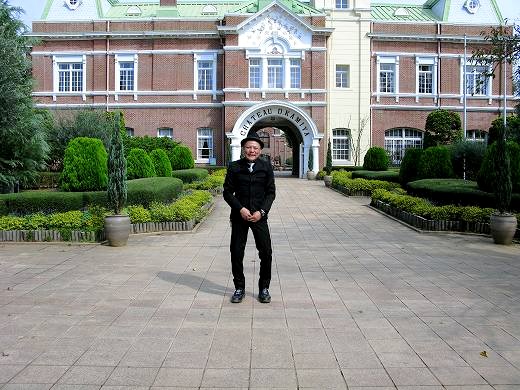 イベント会場前でスーツ姿の男性(CHÂTEAU D'AMI前)
