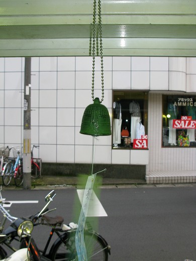 夏の暑さ対策として吊るされた風鈴の写真
