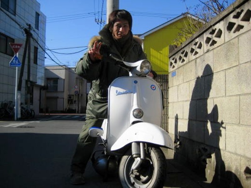 ベスパ50Sと共に冬の街角で記念撮影する最初のお客様