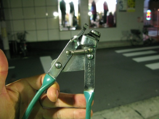 ベスパ整備で活躍するワイヤー引き工具