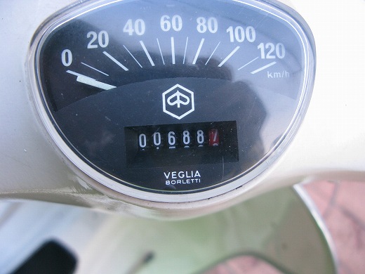 ベスパET3のスピードメーターと走行距離688kmの表示