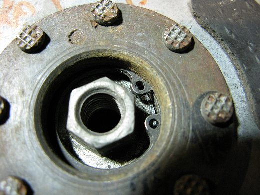 フライホイールのセンターナット部を拡大した写真、サークリップやナットの摩耗も見える。