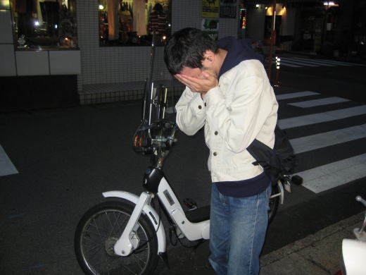 チャットモンチーにハマってしまい照れているお客様