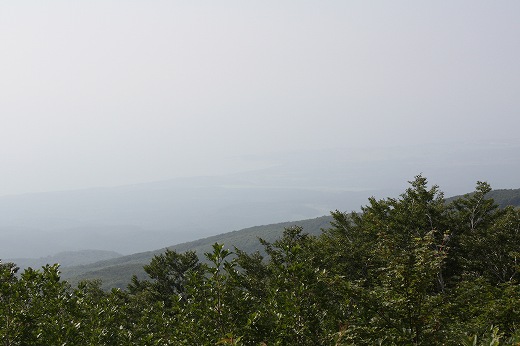 霞がかかった鳥海山山頂からの眺望