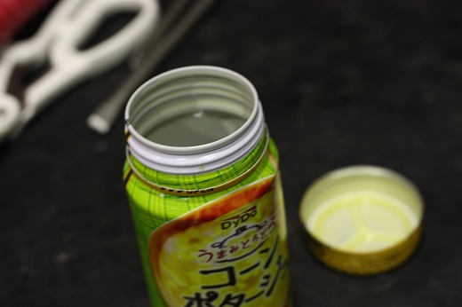 空になったコーンポタージュ缶の中を覗き込んだ様子。