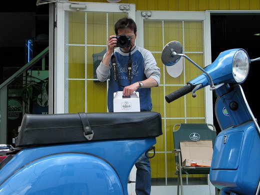 青いP125Xと共に構える写真好きのお客様