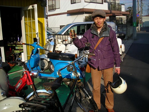 Rally200の前でクラッチケーブル交換に訪れたお客様の記念ショット