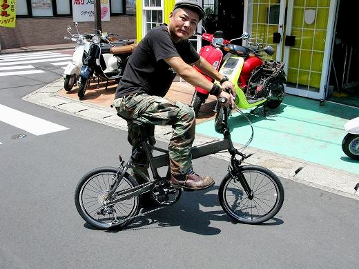 笑顔でDAHONを試乗する筆者の姿😄