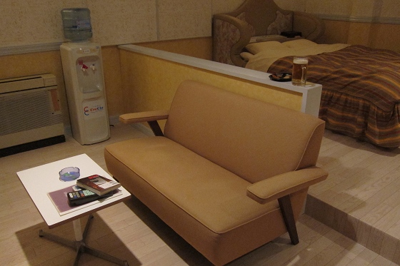宿泊した部屋で晩酌を楽しんでいる様子
