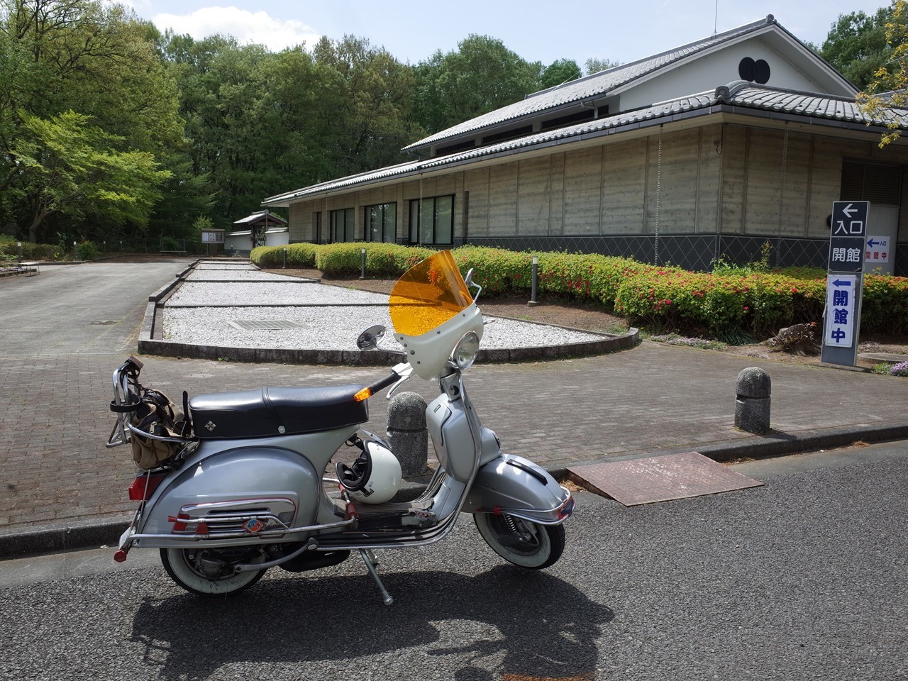 下妻ふるさと博物館の前に停車したベスパ。緑に囲まれた落ち着いた施設。
