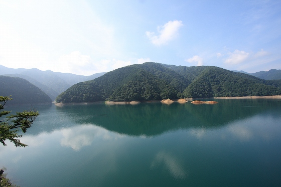 朝の奥多摩湖で小休憩したときの湖畔の景色。