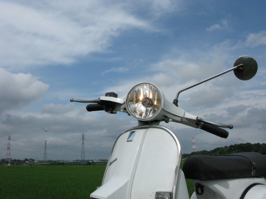 点灯状態のベスパと田んぼの風景