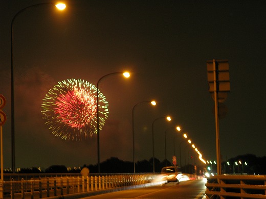 橋の途中から独りで花火を見上げる夜の風景