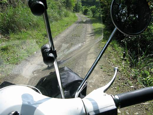 林道に入り込んで探索中のベスパの車載視点