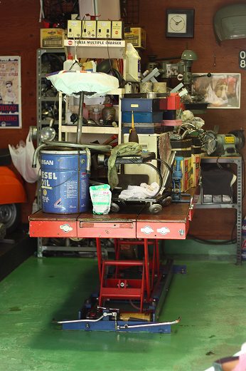 リフトの上に避難させた道具類が積まれた状態
