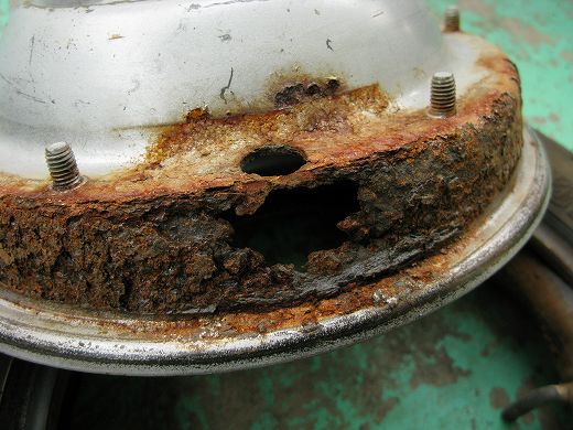 🧱 裏側から見た激しいサビによるホイールの腐食状態