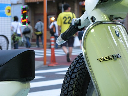 🎽 柏の街角、ベスパ越しに見える人の波とレイソルの試合