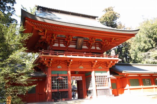 香取神宮の鮮やかな朱塗りの楼門の正面