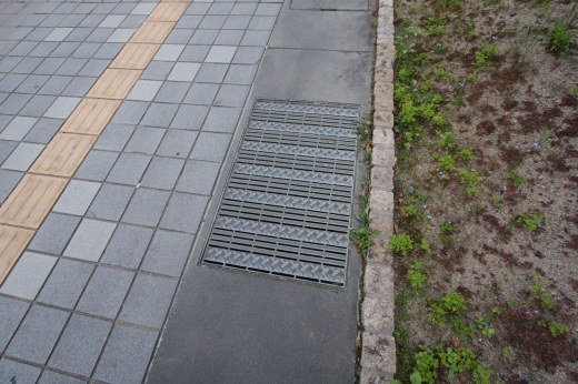 鍵を落とした先の側溝の蓋