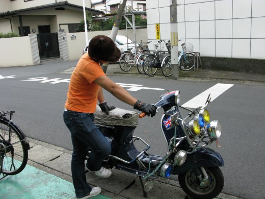 ベスパにキックスタートをかける人物