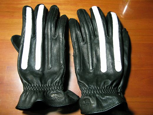 白いラインが入った黒い革の秋用グローブ（両手）