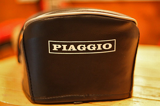 PIAGGIOロゴが入ったロングシートの後部アップ