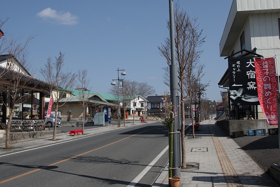 焼き物店の店先。多彩な陶器が棚に並ぶ様子