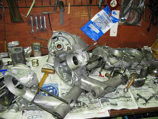 エンジン部品が散乱する作業台の様子