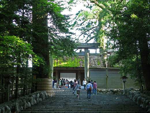 伊勢神宮内宮の参道を登る参拝者たち、神聖な空気の中での朝の風景