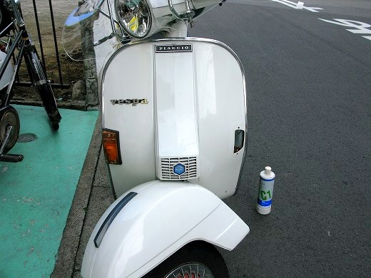 ノーマルウィンカーを装着したベスパP200Eのフロントビュー