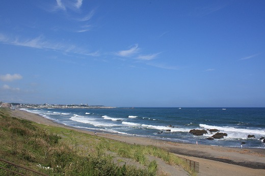 大洗海岸の広がる青い海と白波の風景