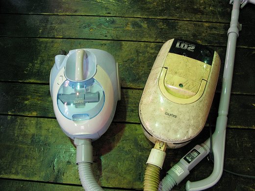 並べられた古い掃除機と新しく購入した掃除機