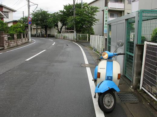雨上がりに試運転へ出発する白いP125Xベスパ