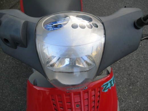 PIAGGIO ZIPを斜め前から見た全体写真