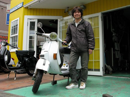 修理後に納車された白いベスパPX200Eとオーナー